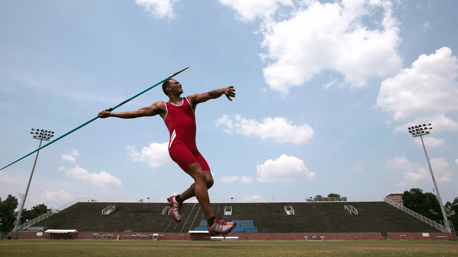 世界杯：足球机器人为裁判运送喷雾与替补牌 成边线“吉祥物”